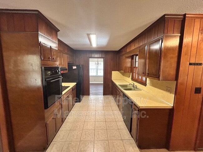 Building Photo - 699 University Dr