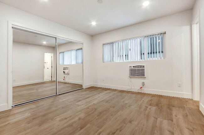 Foto del edificio - 1333 N Martel Ave