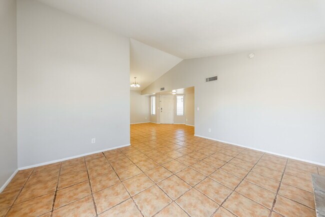 Foto del edificio - 6630 W Poinsettia Dr