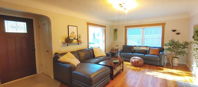 Building Photo - Welcome to This 2 Bedroom 1 Bathroom Charm...
