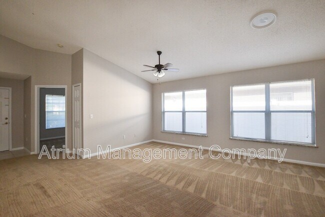 Foto del edificio - 2819 Falcon Crest Pl