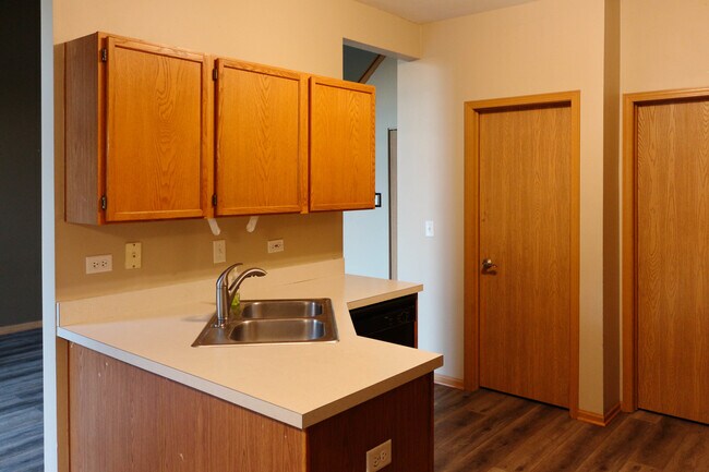 Building Photo - 2510 Oak Tree Ln