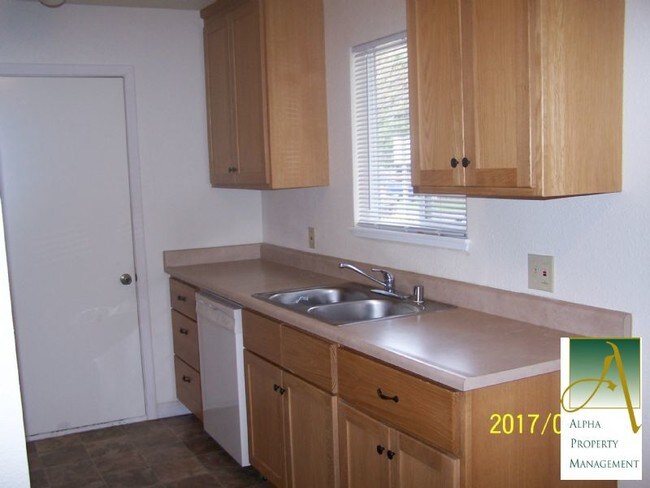 Building Photo - 5520 Robertson Ave