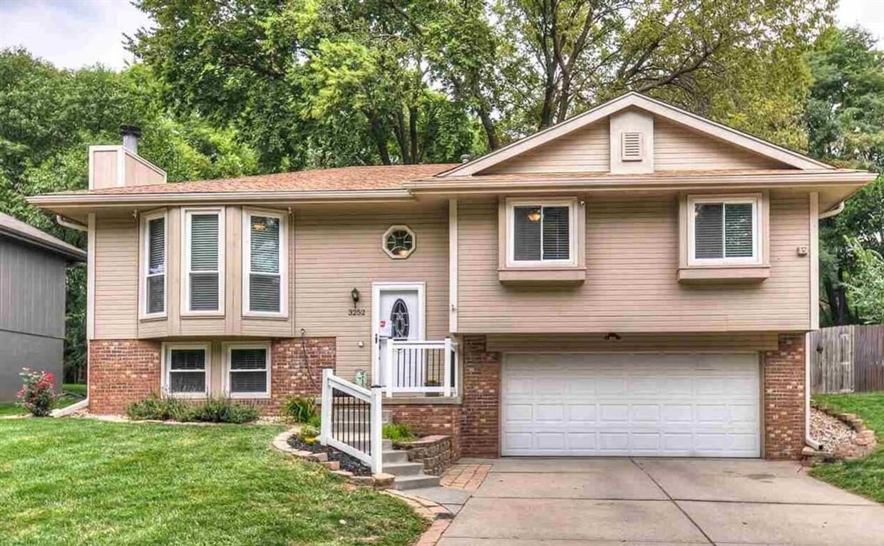Primary Photo - Bellevue Home For Rent!