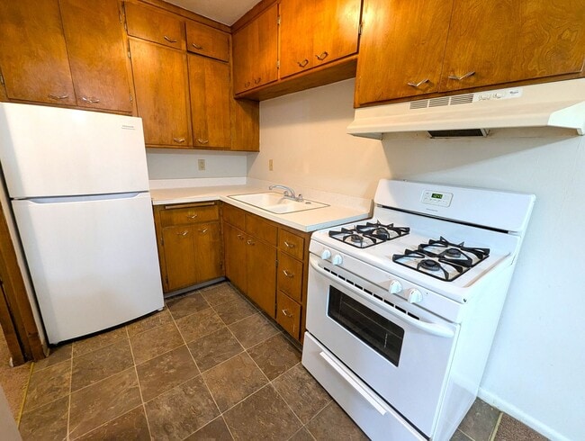 Building Photo - 2020 Pillsbury Ave
