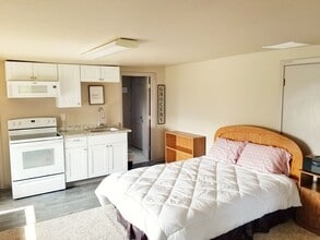 Building Photo - 3325 SW Hailey Ave