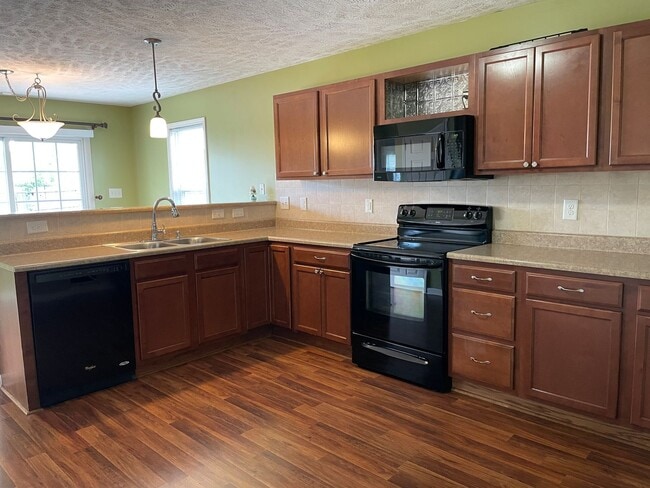 Foto del edificio - Charming 3 Bed 2 Bath Raeford Home with Fenced Backyard