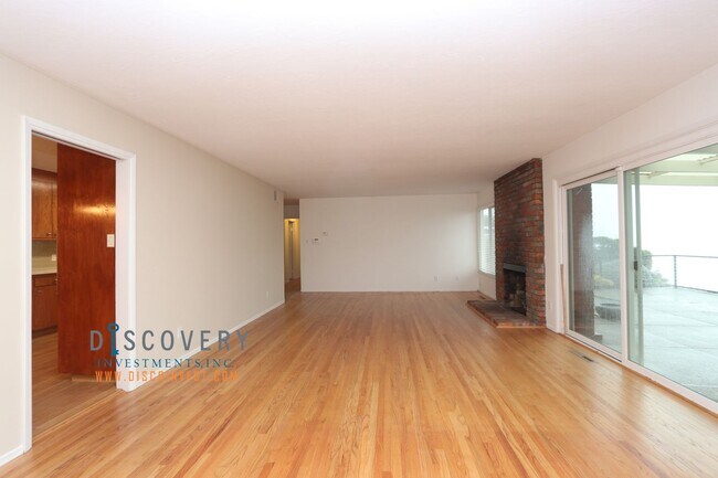 Building Photo - Mid-Century Contemporary 3 Bedroom Ranch S...