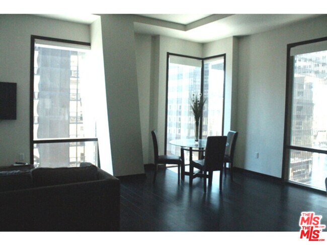 Foto del edificio - 655S S Hope St