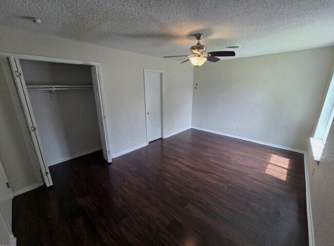 Foto del edificio - 5711 Brandon Blvd