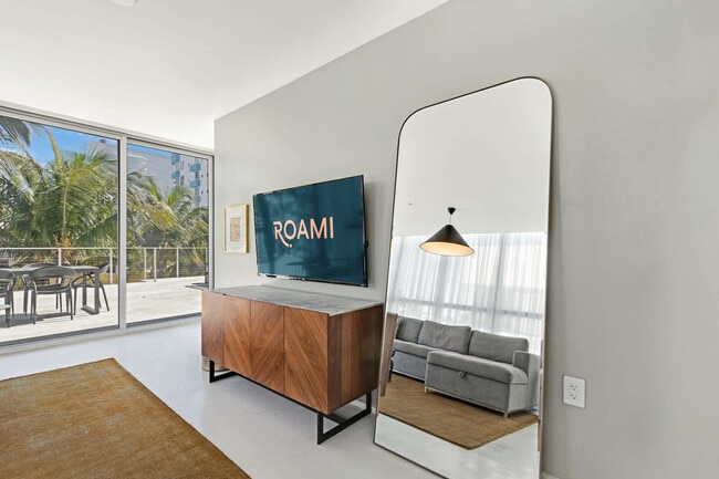 Building Photo - 250 Collins Ave