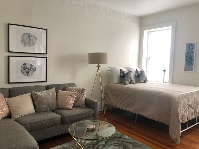 Living and sleeping area - 2153 California St NW