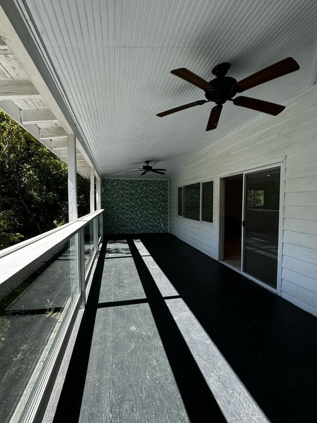 Foto del edificio - 1843 Square Foot River Front two level hom...