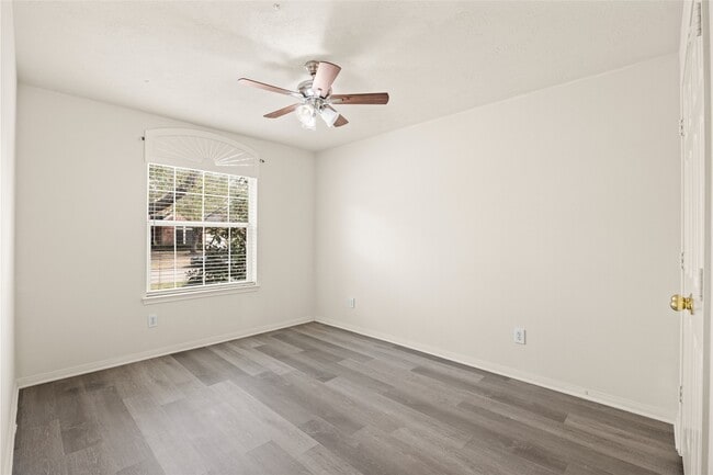 Building Photo - 4823 Lake Daniel Ct