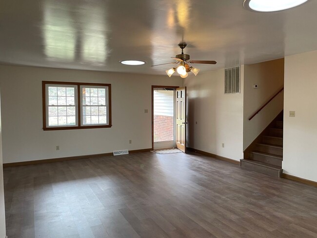 Building Photo - 3 BED, 2 BATH, WITH FULL BASEMENT WITH BAT...