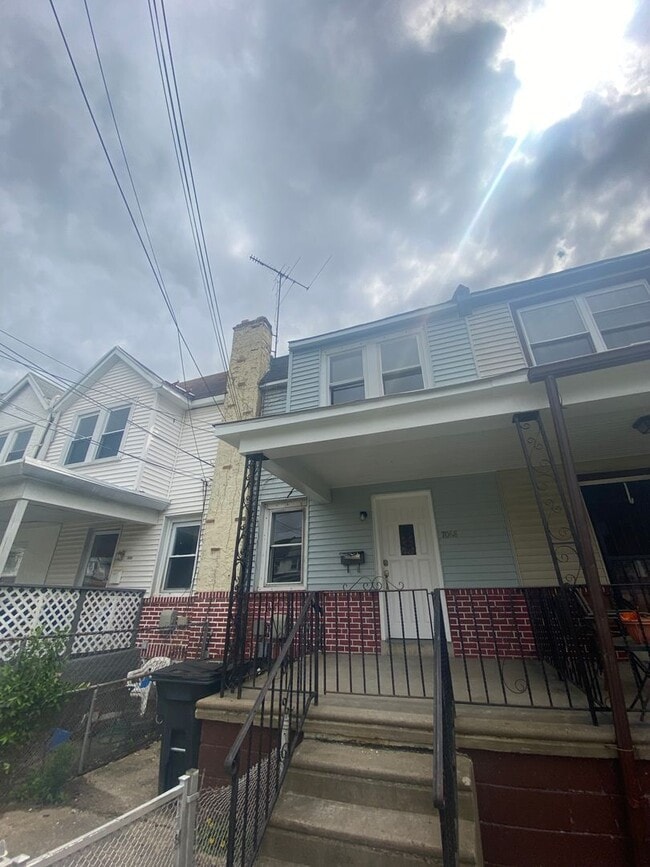 Gorgeously Renovated 3 Bedroom Townhome in... - Gorgeously Renovated 3 Bedroom Townhome in...