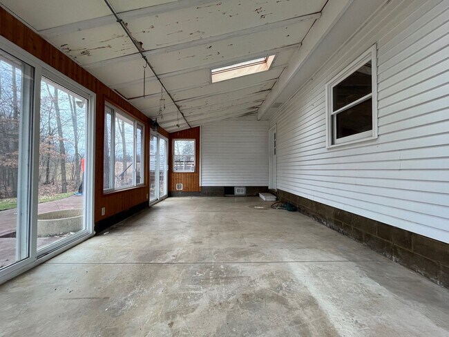 Foto del edificio - Four bedroom home on a wooded lot!