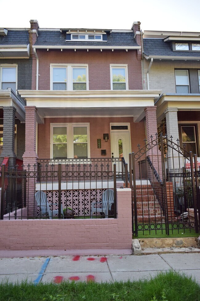 Building Photo - 1223 Staples St NE