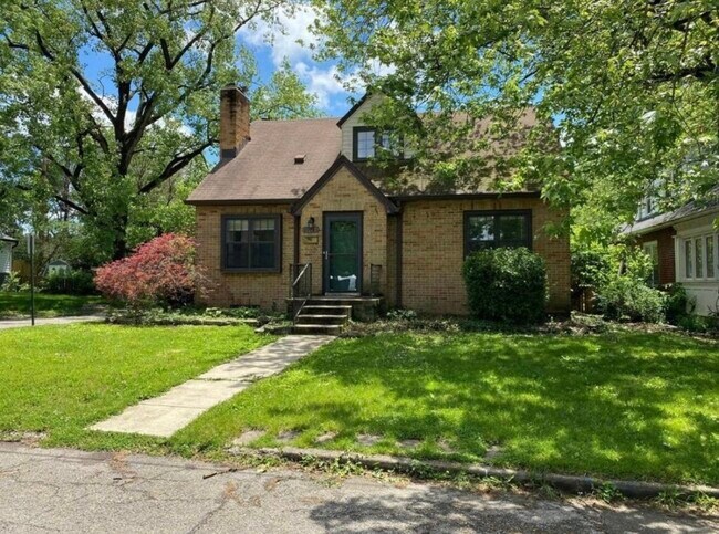 Building Photo - 1025 E 60th St