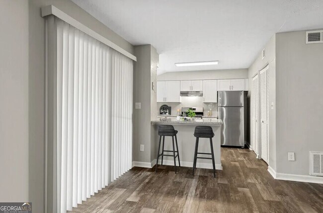 Foto del edificio - 7600 Roswell Rd