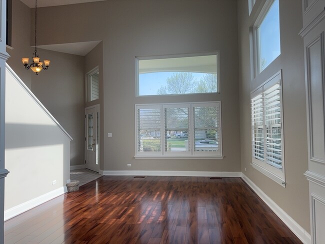 Building Photo - 552 Fairfax Ln