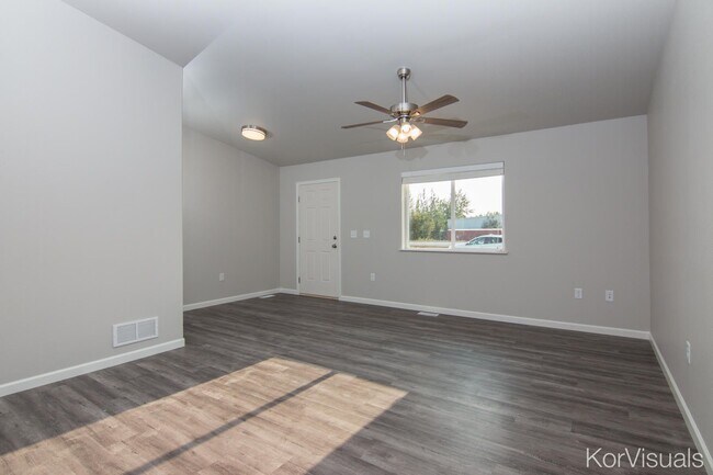 Building Photo - 1121 W Cache Dr