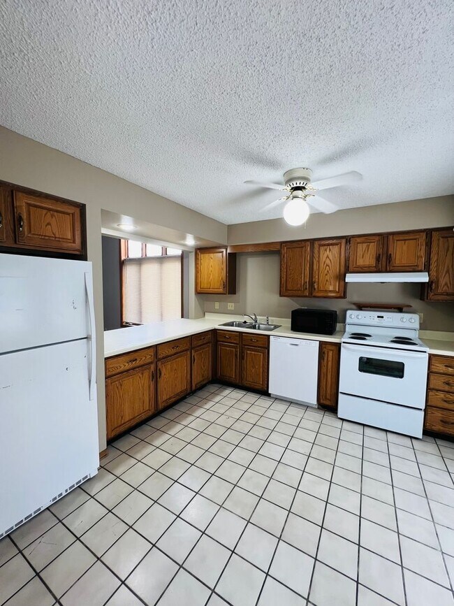 Foto del edificio - 4 Bedroom 2 Bath Duplex in Iowa City