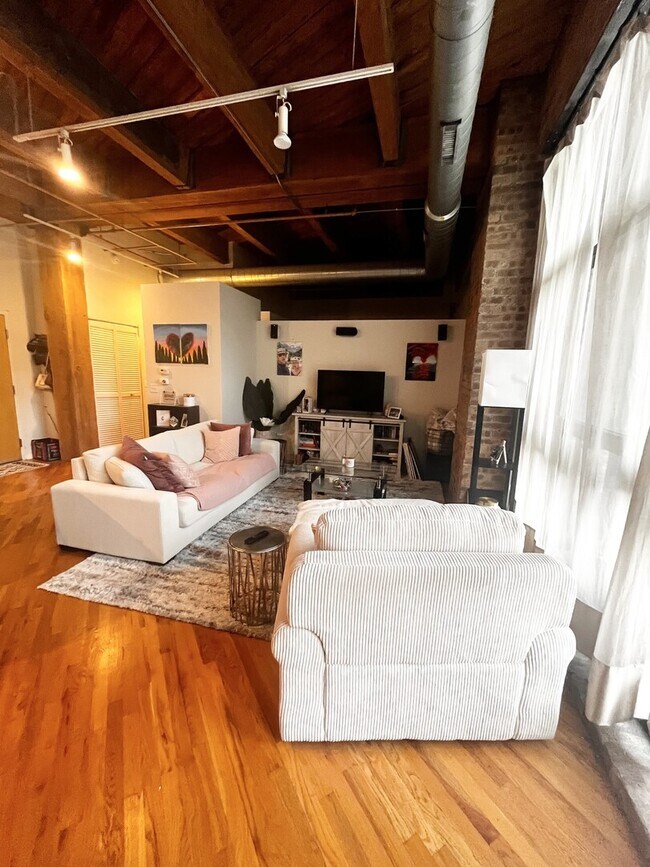 Foto del edificio - 1040 W Adams St