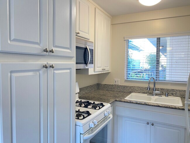 Complete Kitchen - 11926 Dorothy St