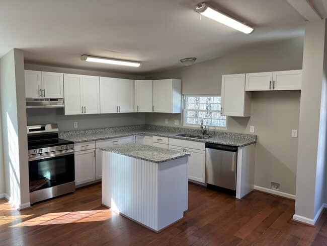 Building Photo - Lovely 3 bedroom 2 bath home available to ...