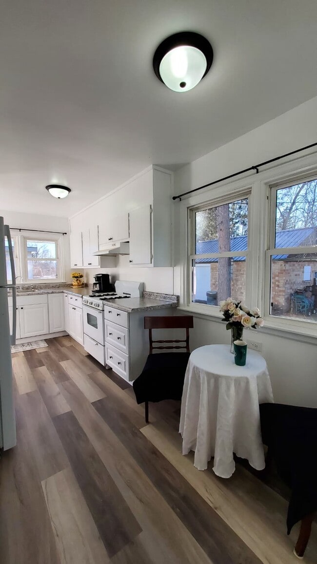 Cocina de tamaño completo - 2705 Bemidji Ave N