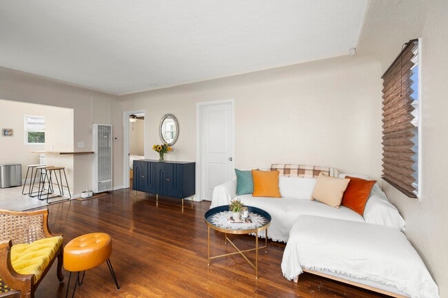 Building Photo - University Heights Gem - Cozy 2 bed 1 bath - Don't miss out!