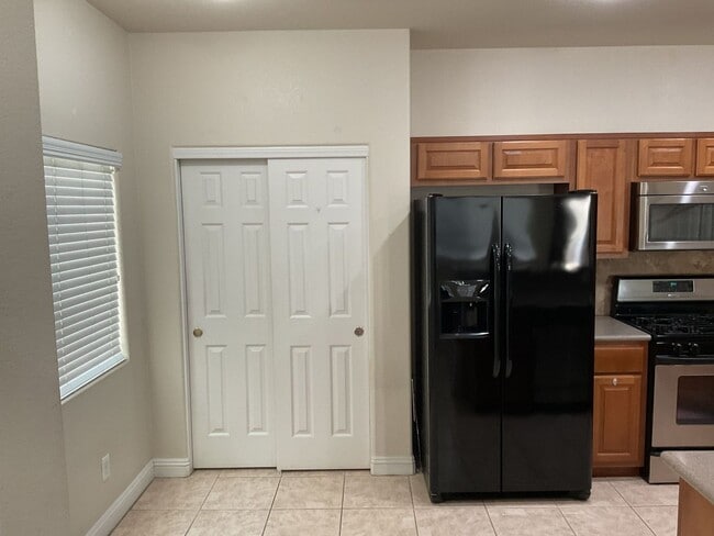 Foto del edificio - Beautiful 3-Bedroom Townhome in Gated Henderson Community!