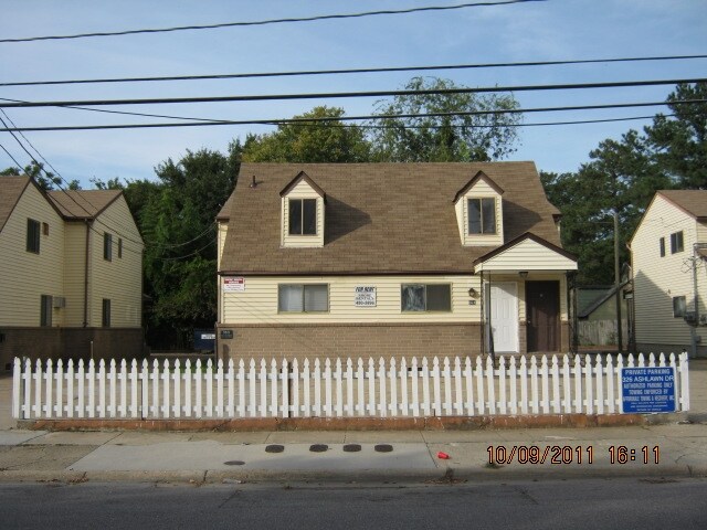 Building Photo - 326 Ashlawn Dr