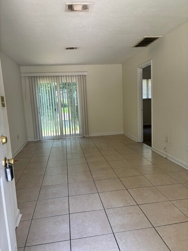 Foto del edificio - 6169 Greenon Ln