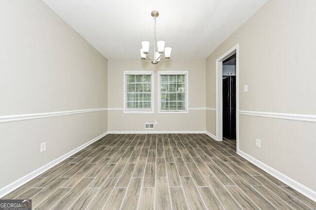 Foto del edificio - 6619 Collier Way