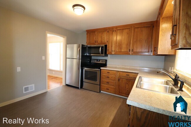 Building Photo - 3 br, 1 bath House - 410 N Cotner Blvd