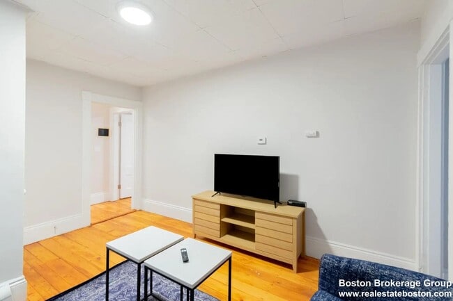 Building Photo - Spacious Four Bed Right In East Boston