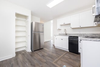 Building Photo - 332 Detroit St S