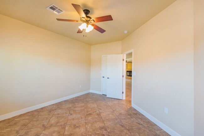 Building Photo - Spacious & Modern 4 Bedroom Home - 1 Pet A...