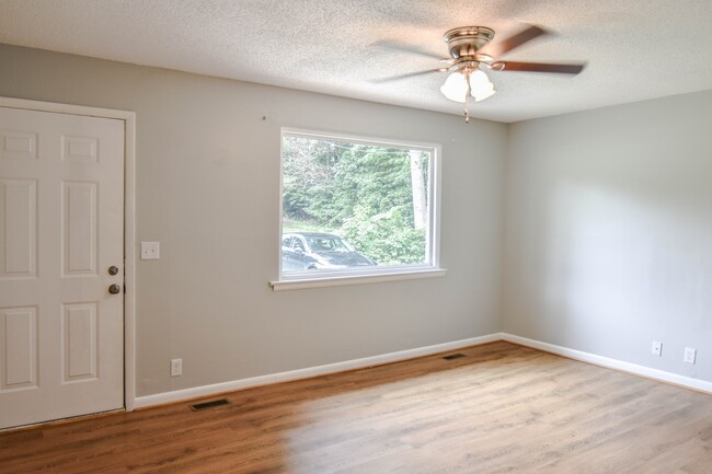 Building Photo - Pet Friendly Three Bedroom!