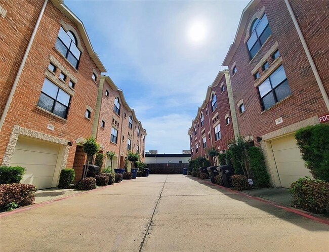 Building Photo - 8715 Meadowcroft Dr