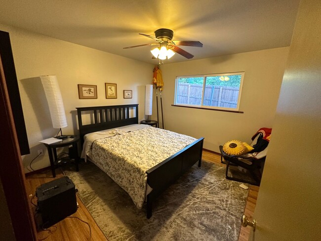 Building Photo - 4 Bedroom, 2 Bath home in The Dalles.