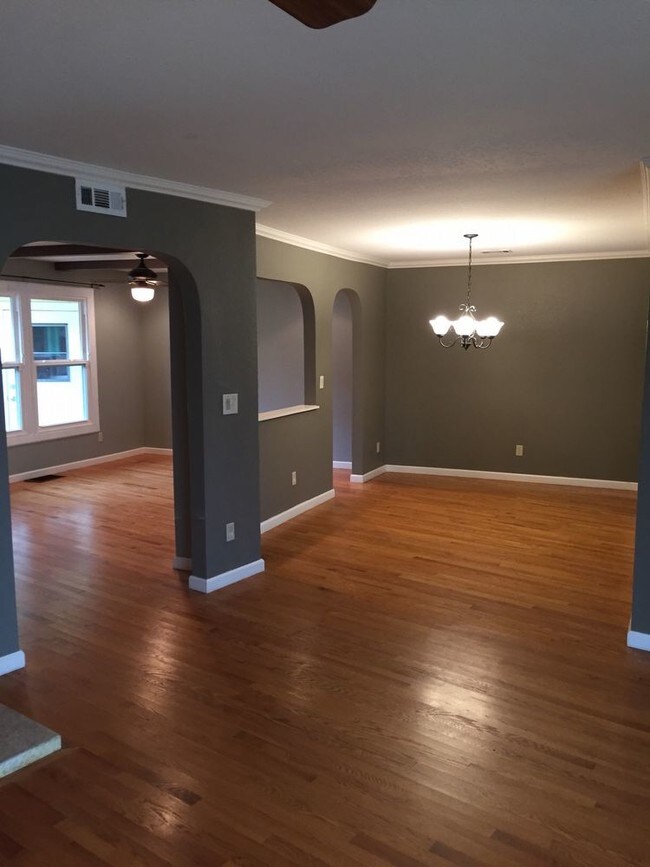 Foto del edificio - 1180 N Country Club Blvd