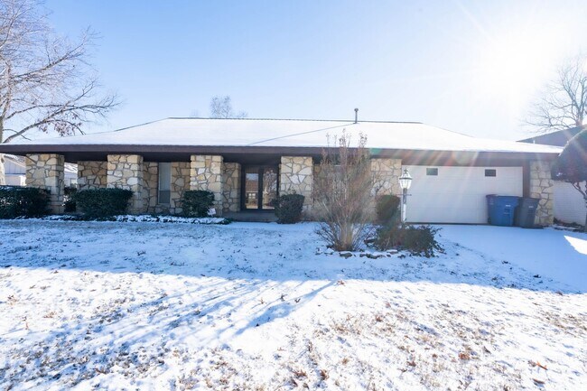Building Photo - 3 Bed | 2 Bath in Central Tulsa!