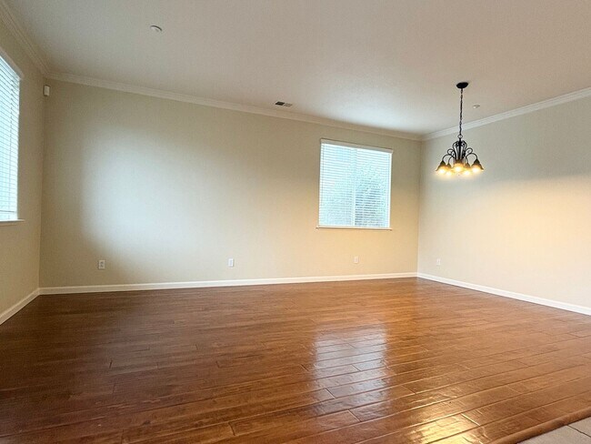 Foto del edificio - Gorgeous 4 Bedroom 2 Bath Home with Large ...