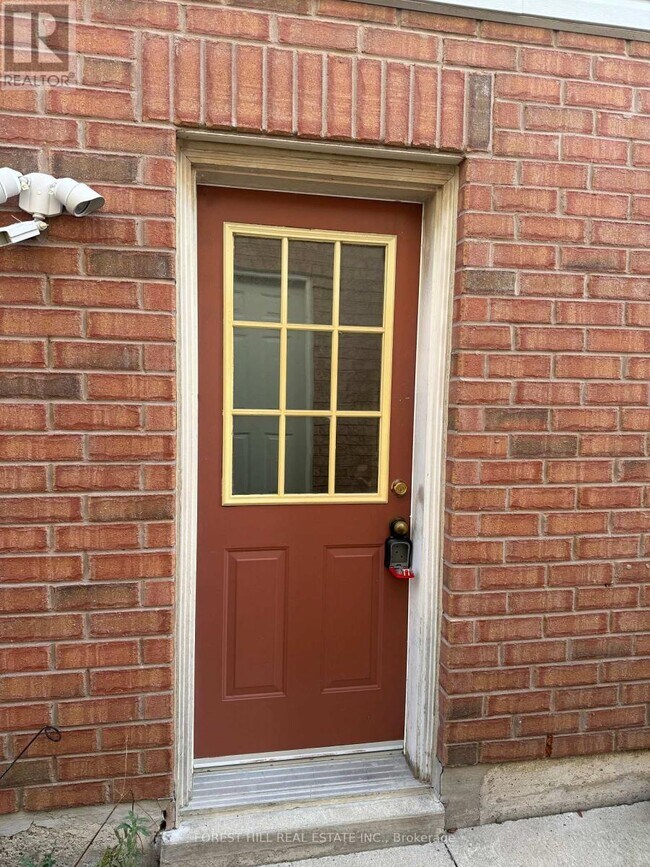 Building Photo - 4 Ridgemore Crescent