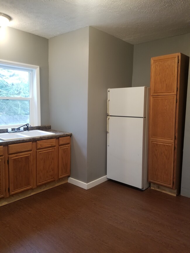 Kitchen - Refrigerator - 1602 S J St