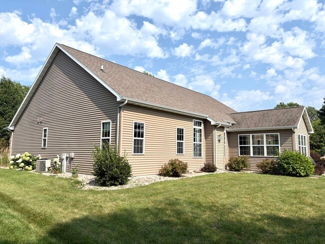 Building Photo - 2701 E Glenhurst Ln