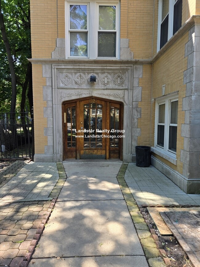 Building Photo - 3723 W Wilson Ave